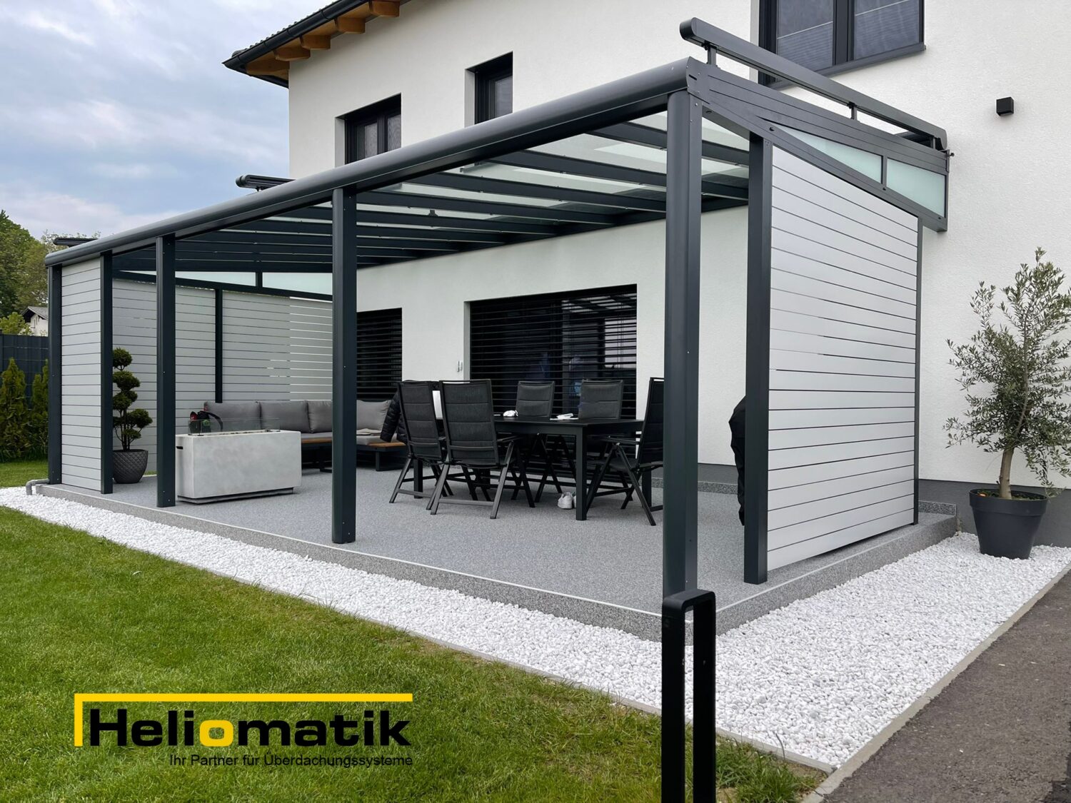 Heliomatik Pergola Glasdach mit Alu Seitenwand Paneel anthrazit
