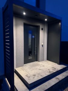Eingangsüberdachung als Vordach aus Alu für Hauseingang anthrazit mit LED integriert