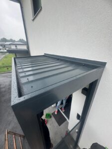 Eingangsüberdachung als Vordach aus Alu für Hauseingang Regenwasser