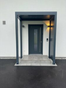 Eingangsüberdachung als Vordach aus Alu für Hauseingang anthrazit