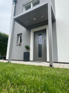 Eingangsüberdachung als Vordach aus Alu für Hauseingang grau