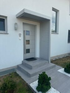 Eingangsüberdachung als Vordach aus Alu für Hauseingang grau mit Lamellenwand