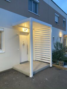 Eingangsüberdachung als Vordach aus Alu für Hauseingang weiß