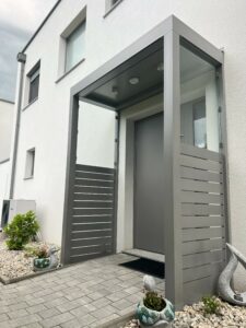 Eingangsüberdachung als Vordach aus Alu für Hauseingang mit Glas grau