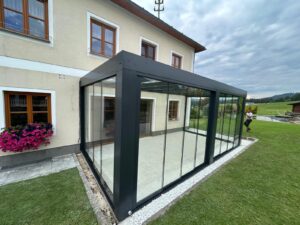Pergola Glasdach für Terrasse mit Glasschiebwand anthrazit