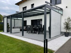 Pergola Glasdach für Terrasse mit Lamellenwand anthrazit