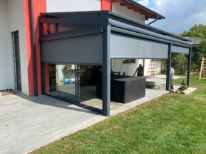 Pergola Glasdach für Terrasse mit Vertikalmarkise anthrazit