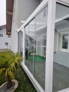 Pergola Glasdach für Terrasse mit Glassschiebeelement weiß