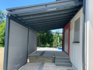 Pergola Glasdach für Terrasse mit Vertikalmarkise anthrazit