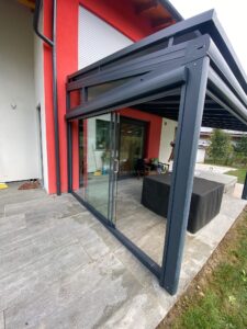 Pergola Glasdach für Terrasse mit Glasschiebewand anthrazit