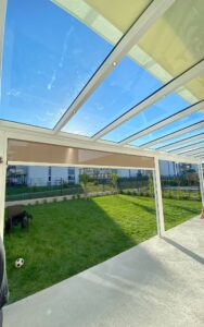 Pergola Glasdach für Terrasse weiß mit Vertikalmarkise