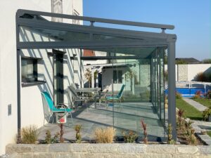 Pergola Glasdach und Glasschiebewand für Terrasse anthrazit