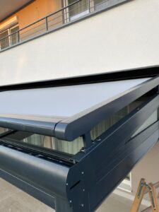 Pergola Glasdach für Terrasse mit Horizontalmarkise anthrazit Amstetten, Wieselburg, Scheibbs, Waidhofen, Linz, Wels, Steyr, Enns, Vöcklabruck, Attersee, Salzburg, Steiermark