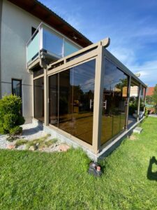 Pergola Glasschiebwand für Terrasse anthrazit