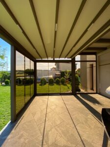 Pergola Glasschiebewand für Terrasse anthrazit