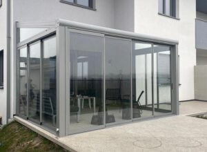 Pergola Glasschiebewand für Terrasse grau