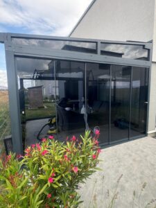 Pergola Glasschiebewand für Terrasse anthrazit