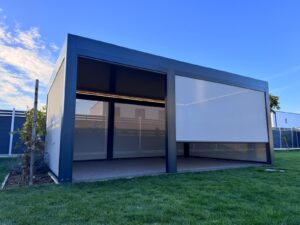 Heliomatik Pergola Lamellendach anthrazit mit LED integriert mit Vertikalmarkise