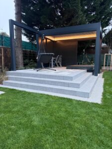 Pergola Lamellendach anthrazit mit LED integriert Feuerstelle