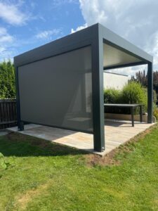 Carport Pergola Paneeldach für als Carport , für Terrasse oder Balkon anthrazit mit integrierten LED und Vertikalmarkise Amstetten, Wieselburg, Scheibbs, Waidhofen, Linz, Wels, Steyr, Enns, Vöcklabruck, Attersee, Salzburg, Steiermark