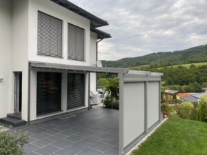 Heliomatik Pergola Faltdach mit Seitenmarkise grau