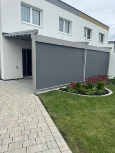 Pergola-Faltdach mit Vertikalmarkise