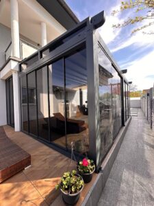 Pergola Glasschiebewand für Terrasse Wintergarten oder Sommergarten getönt anthrazit Amstetten, Perg, Wieselburg, Scheibbs, Waidhofen, Linz, Wels, Steyr, Enns, Vöcklabruck, Attersee, Salzburg, Steiermark