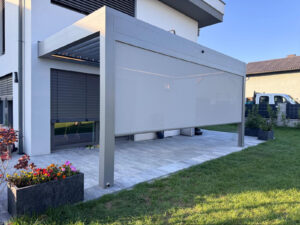 Heliomatik Pergola Lamellendach hellgrau mit LED integriert und Vertikalmarkise Amstetten, Wieselburg, Scheibbs, Waidhofen, Linz, Wels, Steyr, Enns, Perg, Vöcklabruck, Attersee, Salzburg, Steiermark