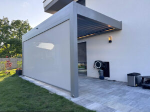 Heliomatik Pergola Lamellendach hellgrau mit LED integriert und Vertikalmarkise Amstetten, Wieselburg, Scheibbs, Waidhofen, Linz, Wels, Steyr, Enns, Perg, Vöcklabruck, Attersee, Salzburg, Steiermark