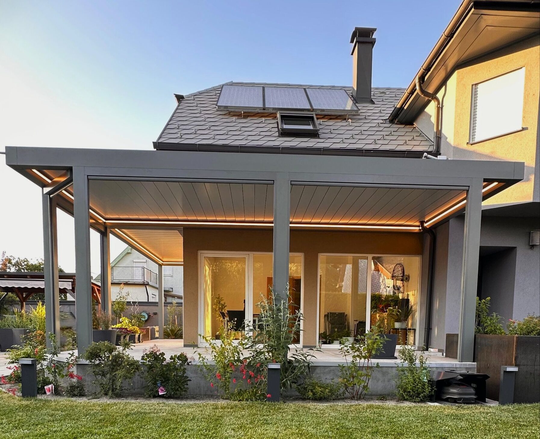 Heliomatik Pergola Lamellendach grau anthrazit mit Beleuchtung und elektrische Markise Amstetten, Wieselburg, Scheibbs, Waidhofen, Linz, Wels, Steyr, Enns, Perg, Vöcklabruck, Attersee, Salzburg, Steiermark